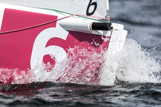 J-70 splijt door het water - Fotograaf Jasper van Staveren - Eredivisiezeilen 2017 - Almere-6872