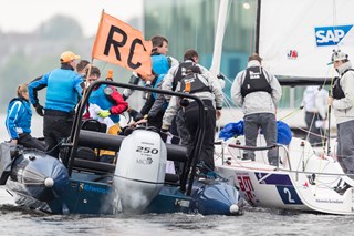 Bemanningswisseling op het water - Fotograaf Jasper van Staveren - Eredivisiezeilen 2017 - Almere-4182