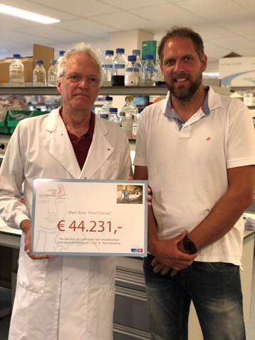 20180529 Mark Slats Row4Cancer overhandigt cheque van ? 44231,- tbv onderzoek naar kanker door Antoni van Leeuwenhoekhuis