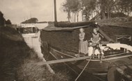 3. Berendtje Beijer-Boom en dochter Bonnie op de Nova Cura. Foto - archief familie Bosgraaf