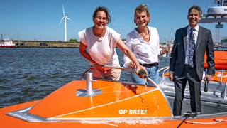 thumbnail_Doop van de KNRM-reddingboot Op dreef in Den Oever door familie van de schenkster Ronnie de Kroes