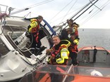 thumbnail_20180430 NEJ Redders op gestrand hellend schip met hondje foto Martijn Bakker