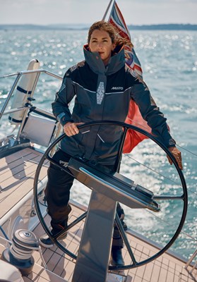 Action shot of British sailor Pamela Lee wearing BR3 Offshore Jacket & Trousers on helm_82548_964_L_9